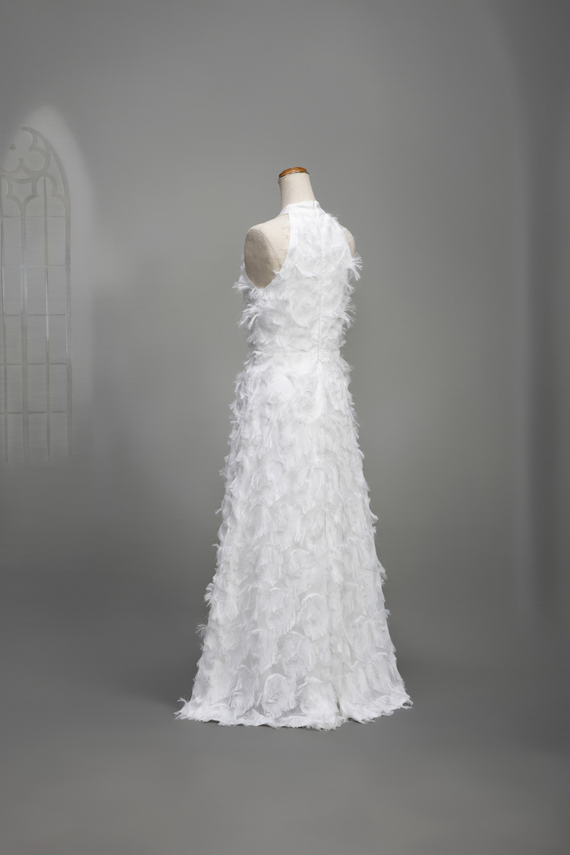 ホルターネックフェザードレス