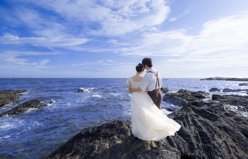 広角で撮影した一枚。新郎新婦様と海の迫力を生かした一枚です。