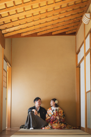 和装ではかっちりとしたお写真だけではなく、お二人らしさを引き出すお写真も撮影します自然な笑顔を引き出せるようにポージングやお声がけをしておりますのでお任せください！思い出に残る一日を残します