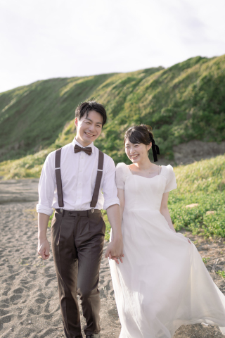 自然に歩きながら写した一枚。歩きながらお二人の表情が柔らかくなる様に声がけをさせていただきました。