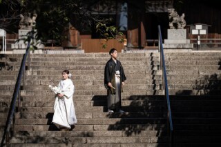 埼玉県の所澤神明社で撮影した1枚。石段を使いクールな感じを演出。日差しが強い日でしたが、あえてそれを利用しカッチリとした雰囲気で仕上げました。天候がどんな日でも上手く調和して撮影してみせます。