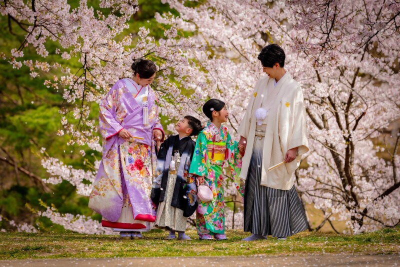 レンズワークで背景の桜をグッと寄せて、舞い散る桜と4人の表情がリンクする場面を狙ったワンシーンです。将来思いを馳せながら写真を見て、心が温かくなるような価値感を、表現者として常に求めています。