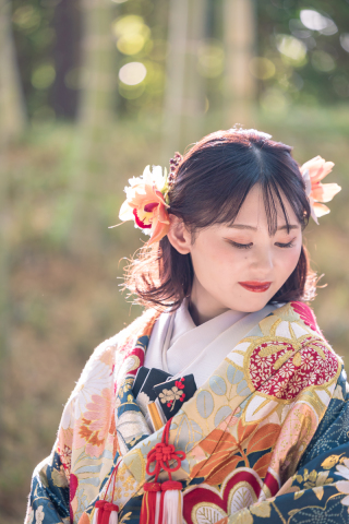 髪飾りとご新婦様のお顔のラインが綺麗に見えるようにお顔を動かしていただきました。逆光撮影する事で、髪飾りの透け感とお肌の質感を柔らかく写せる様に光の当たり方を調整しました