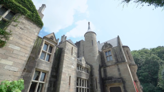 ロケーションの魅力を大いに引き出した、おしゃれで印象的な映像を制作します。可愛らしい雰囲気はもちろん、感動的でドラマチックなムービーまで、お二人のイメージに合わせて仕上げます。