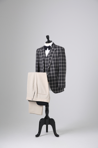 チェックタキシード　ベージュパンツ