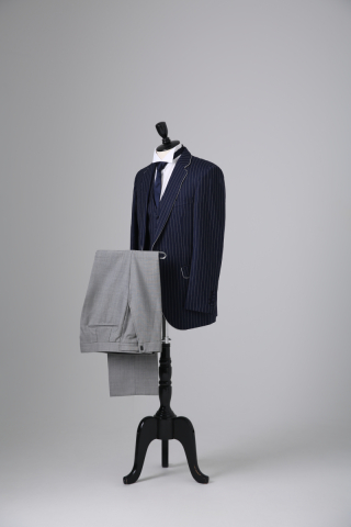 ストライプ柄　グレーパンツ