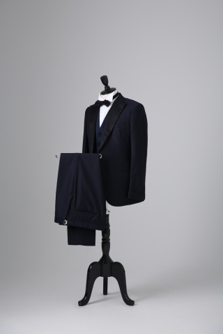 サテンピークドラペル折り返し袖タキシード