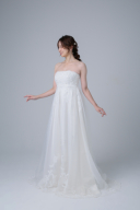 トップス刺繍散りばめ