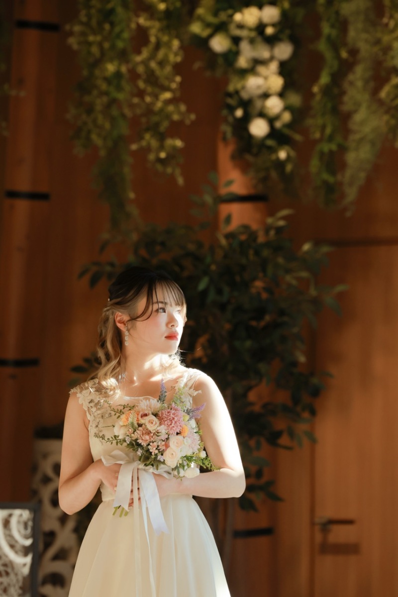 ブーケを抱くご新婦様