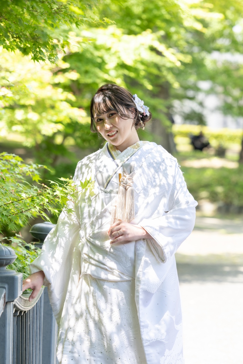 新緑に包まれる白無垢姿