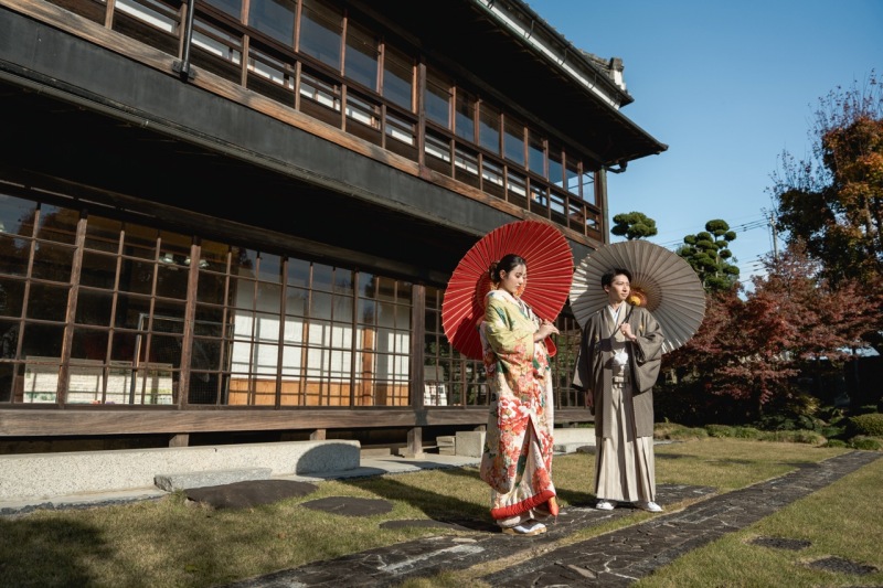 番傘が引き立てる、和の彩り