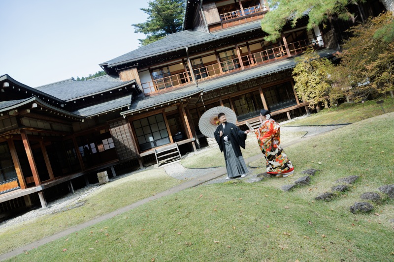 手を取り合って