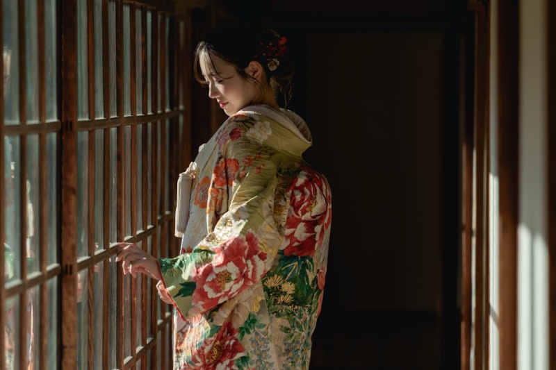 光をまとう、和装の質感