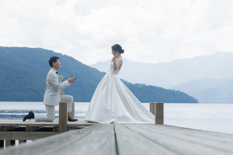 指輪の渡し方もクールです。