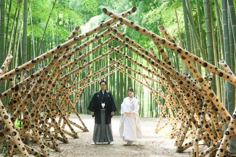 竹のアーチをくぐって