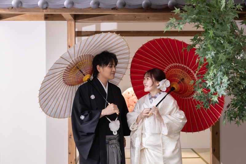 番傘越しに見つめ合って