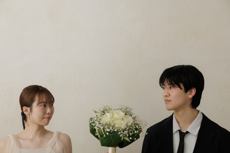 花束をはさんで