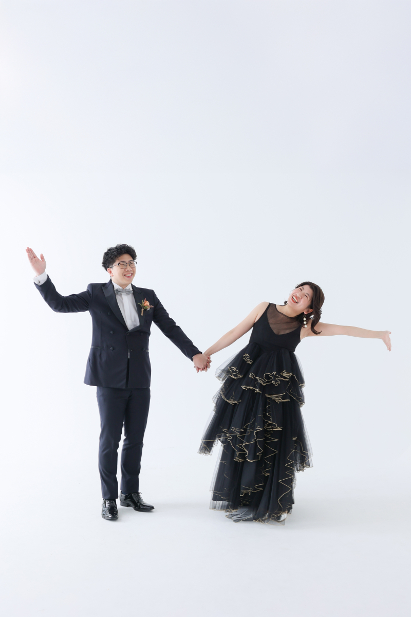 手を広げてポーズ