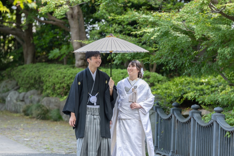 番傘の下で歩くふたり