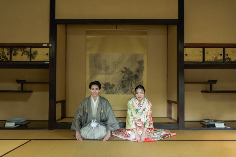 正座で並ぶ和室の一枚