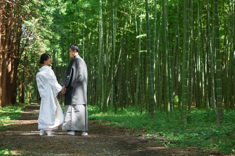 竹林で見つめ合うおふたり