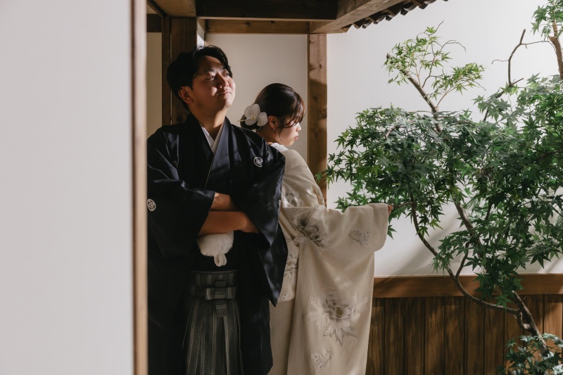 後ろ姿と横顔と