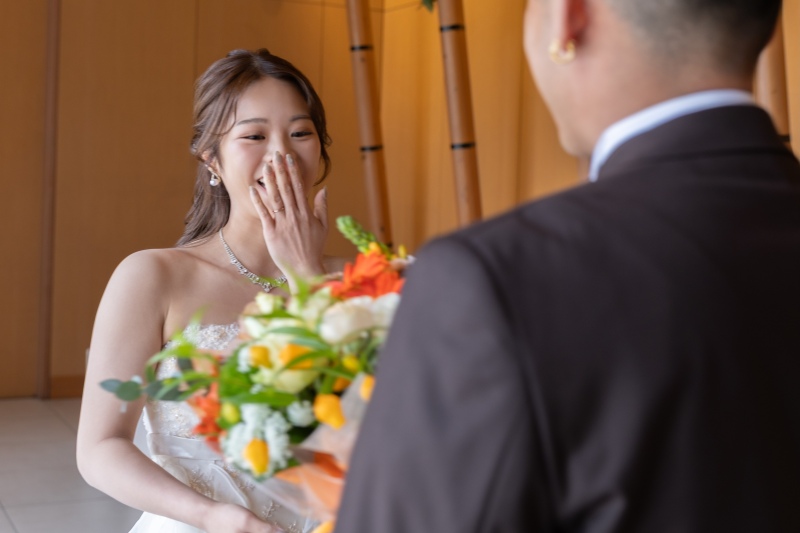 笑顔で受け取る、愛の花束