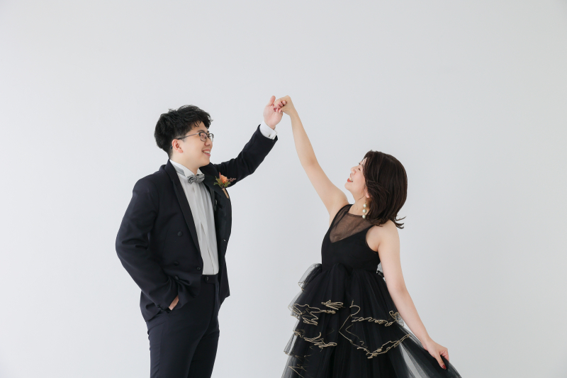 手を取り合ってくるくる