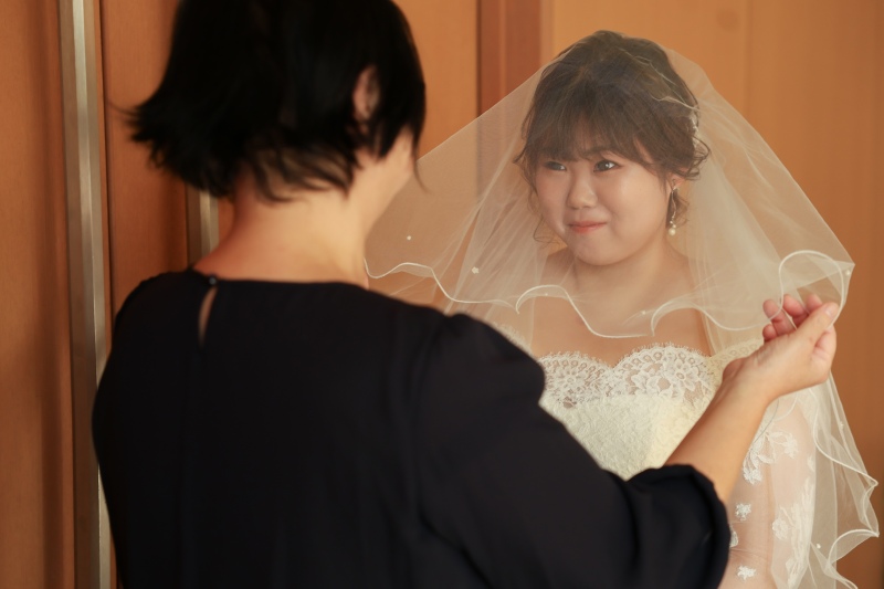 ベールを整える瞬間