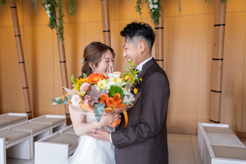 花束越しに笑い合うふたり