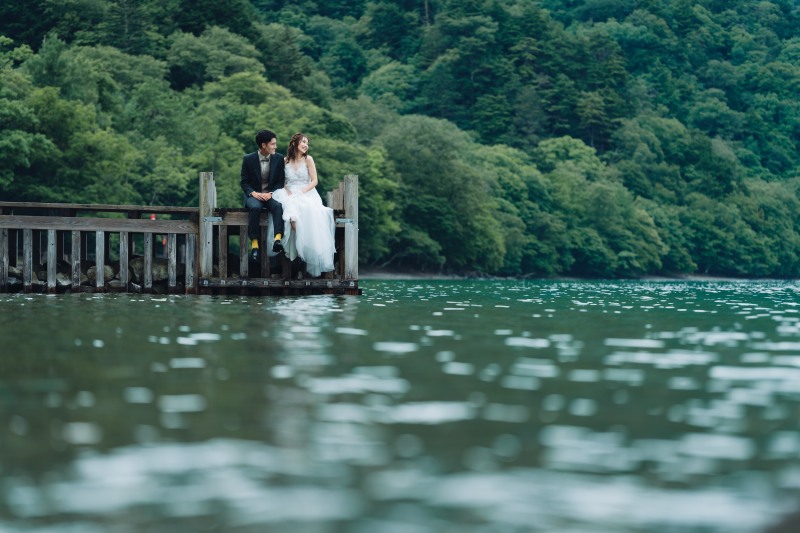 広大な中禅寺湖のほとりで