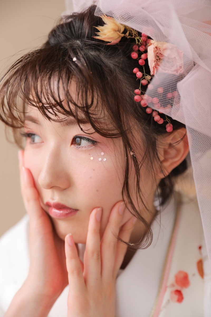 女の子の大好きなチュールとクラキラを使ったヘアメイク！！ピンクのシャドウとリップもとっても似合ってます♡