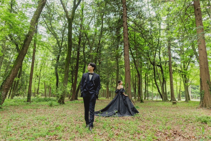 栃木県中央公園の深い緑の中で。