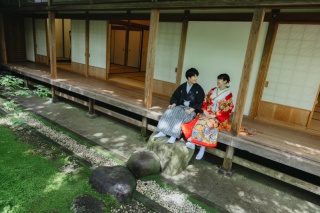 広い日本庭園と重要文化財の邸宅