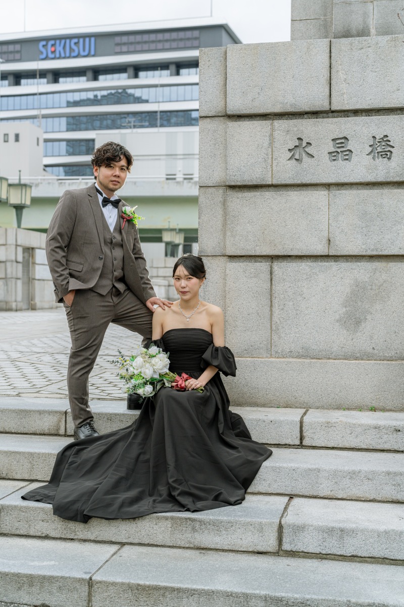 水晶橋の白さとブラックドレスのコントラスト