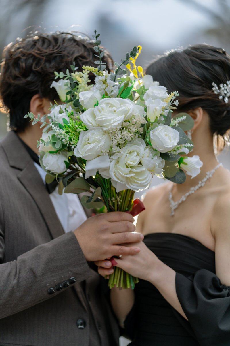 ブーケを使って見つめあいショット