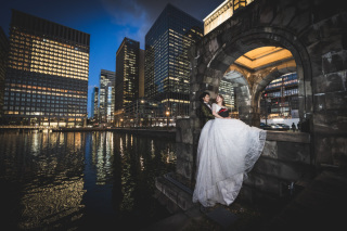 川沿いに座るおふたりを、夜景の光がやさしく包む1枚。水面に反射する街の灯りが、幻想的でロマンチックな雰囲気を演出。立ち位置や目線の角度にもこだわりながら、自然で心温まる表情を引き出しました。