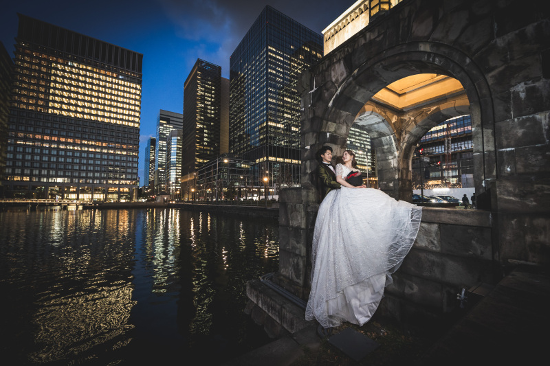 川沿いに座るおふたりを、夜景の光がやさしく包む1枚。水面に反射する街の灯りが、幻想的でロマンチックな雰囲気を演出。立ち位置や目線の角度にもこだわりながら、自然で心温まる表情を引き出しました。