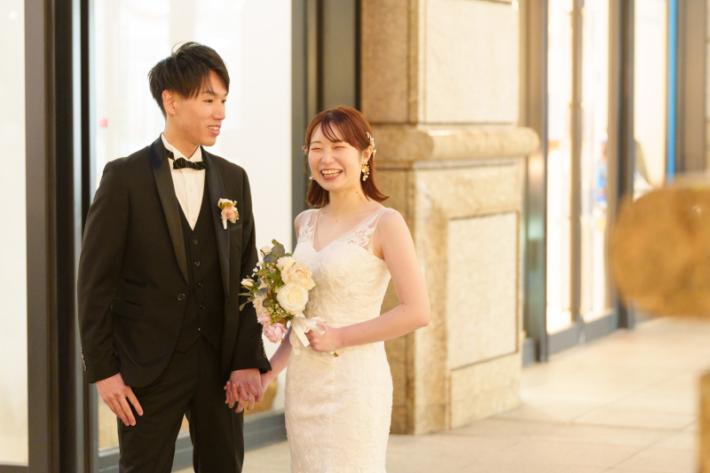 手をつなぎ笑顔で過ごすおふたりの自然な瞬間を逃さず切り取りました。表情や仕草の一つひとつに寄り添い、背景の色味も柔らかく整えて、温かく優しい雰囲気に仕上げた1枚です。