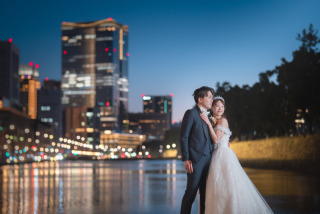 大きなビル群とネオンが輝く都会的な雰囲気が魅力のロケーションです。ダイナミックな夜景やスタイリッシュな街並みを背景に、おふたりらしさを引き出す撮影スポット選びはお任せください！