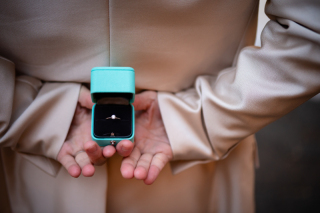 後ろに隠された指輪に、これからの幸せが詰まる瞬間