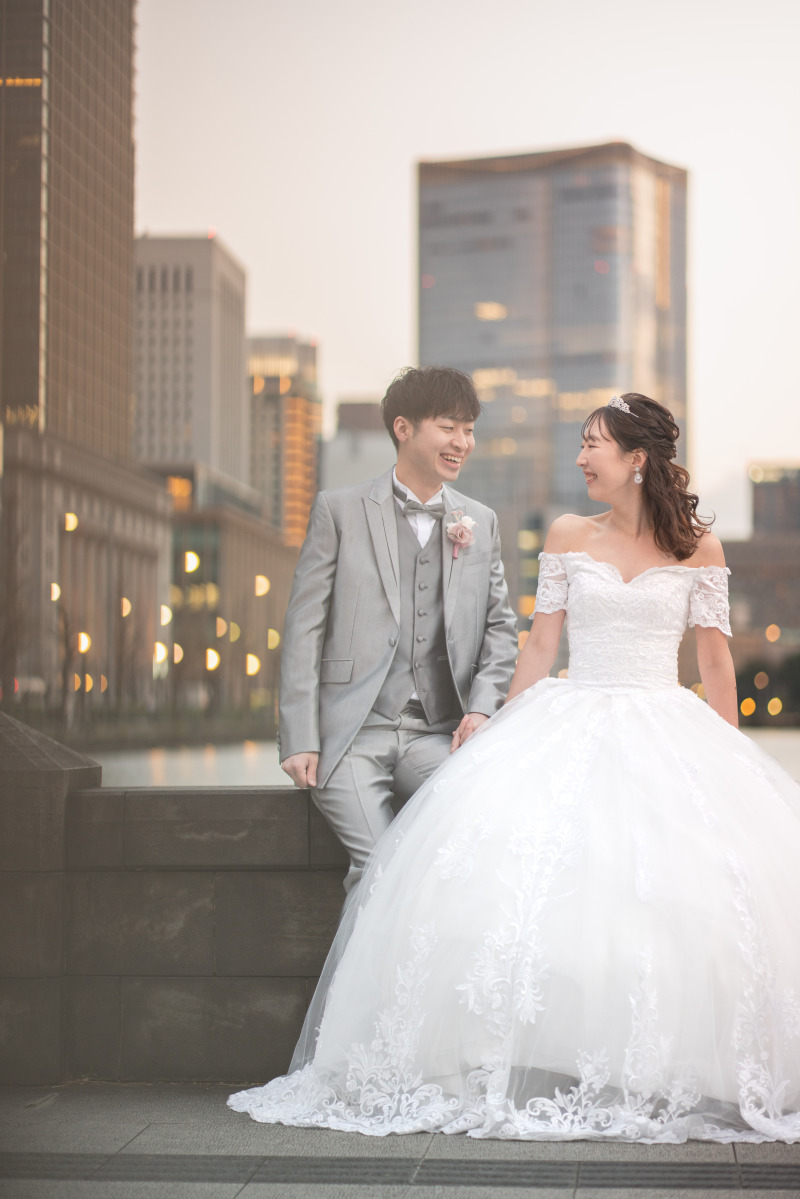 見つめ合うおふたりの笑顔を、自然な表情と距離感を大切に撮影しました。同じポーズでも、光や角度、構図の工夫でおふたりらしい瞬間を引き出します。リクエストも大歓迎ですので一緒に楽しみながら撮影しましょう！