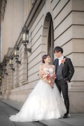 ぴたりと重なる視線、そっと伝わる想いを光と影で優しく彩った一枚