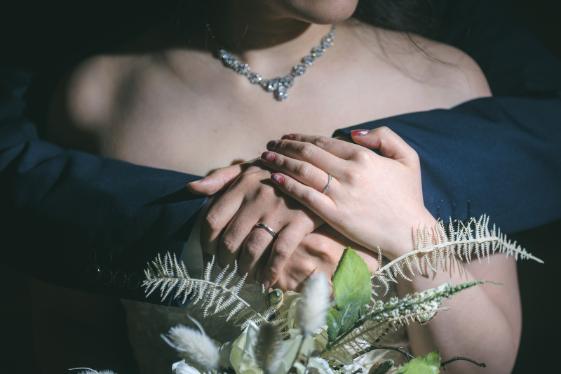 寄り添う温度や手のぬくもりまで伝わる、心に触れる瞬間。落ち着いたトーンが静かな情感を描き、見返すたびに優しい気持ちがよみがえる一枚へ。大切な人と重ねる時間の尊さを、ありのままに映しました。