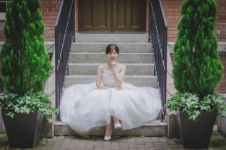 足の組み方や視線、空間のバランスにもこだわり、スタイリッシュで自然な雰囲気を演出しました。階段やインテリアとの調和を大切にしつつ、個性的で魅力的なショットに仕上げています。