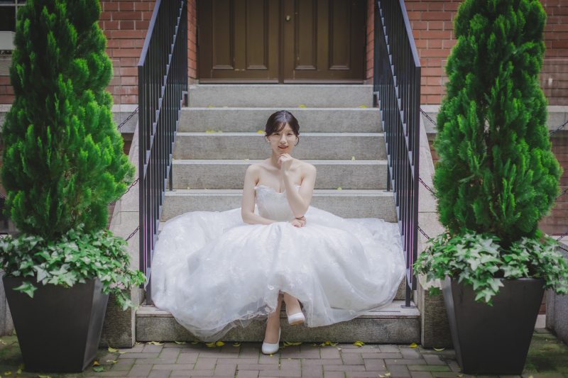 足の組み方や視線、空間のバランスにもこだわり、スタイリッシュで自然な雰囲気を演出しました。階段やインテリアとの調和を大切にしつつ、個性的で魅力的なショットに仕上げています。