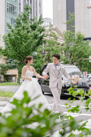 御堂筋の街を歩きながら、ふと交わした視線。手を取り合い、横断歩道を歩くその何気ない瞬間に、作り込まない自然な表情が、そのまま写真になりました。街の喧騒の中でも、おふたりだけの時間が流れていました。