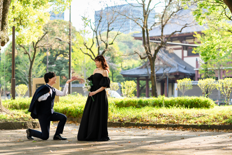 優しい光が包む公園で刻まれる、大切な誓いの瞬間。差し伸べられた手に込められた想い、その表情、その空気まで、そっと写真に閉じ込めました。この日の温度ややわらかな風までも、いつまでも思い出せるように。