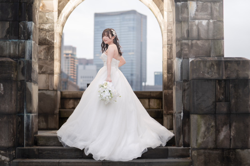 クラシカルな雰囲気の中で撮影した新婦様のソロショット。花の髪飾りとブーケが優しく彩り、上品な美しさが引き立っています。