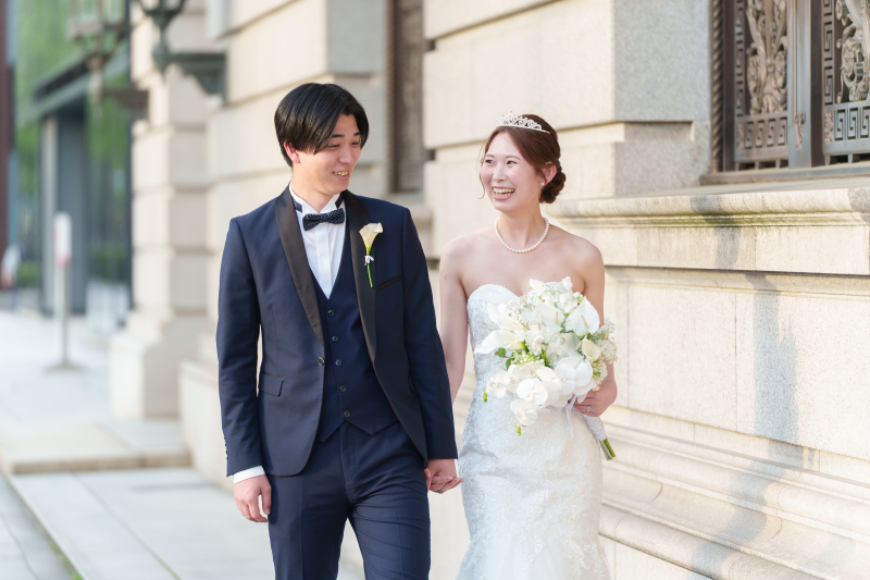 街中を手をつなぎながら歩くおふたりの自然な笑顔を切り取りました。何気ない会話や動きの中で生まれる表情を大切に、ストリートスナップのように自然な瞬間を撮影していきます。